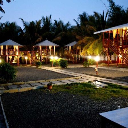Oyo 81018 Moonlight Farm Stays Solapur Exterior foto