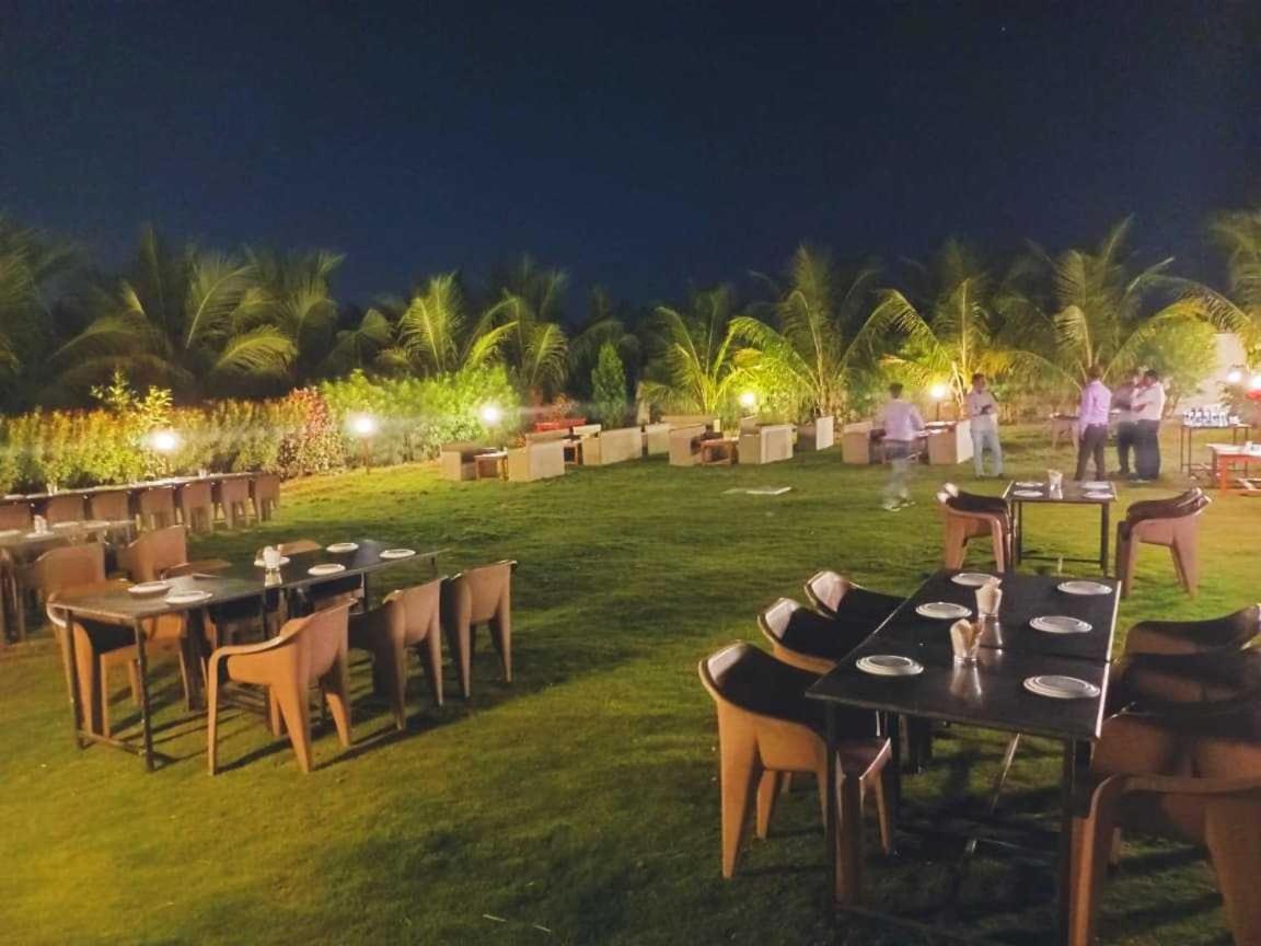 Oyo 81018 Moonlight Farm Stays Solapur Exterior foto