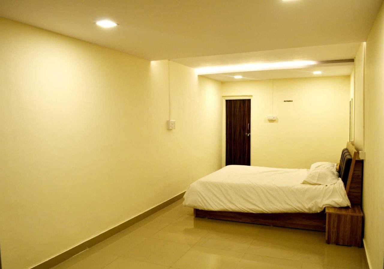 Oyo 81018 Moonlight Farm Stays Solapur Exterior foto