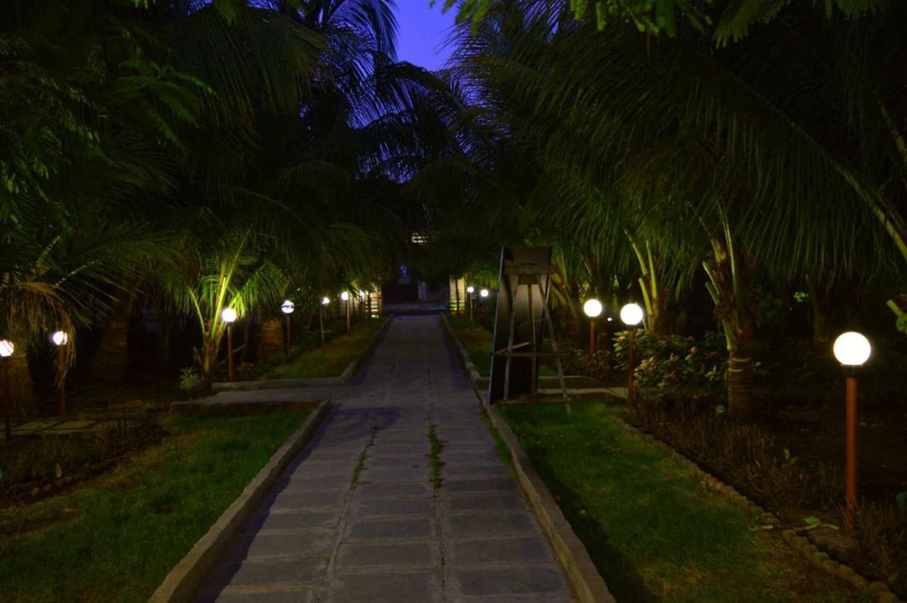 Oyo 81018 Moonlight Farm Stays Solapur Exterior foto