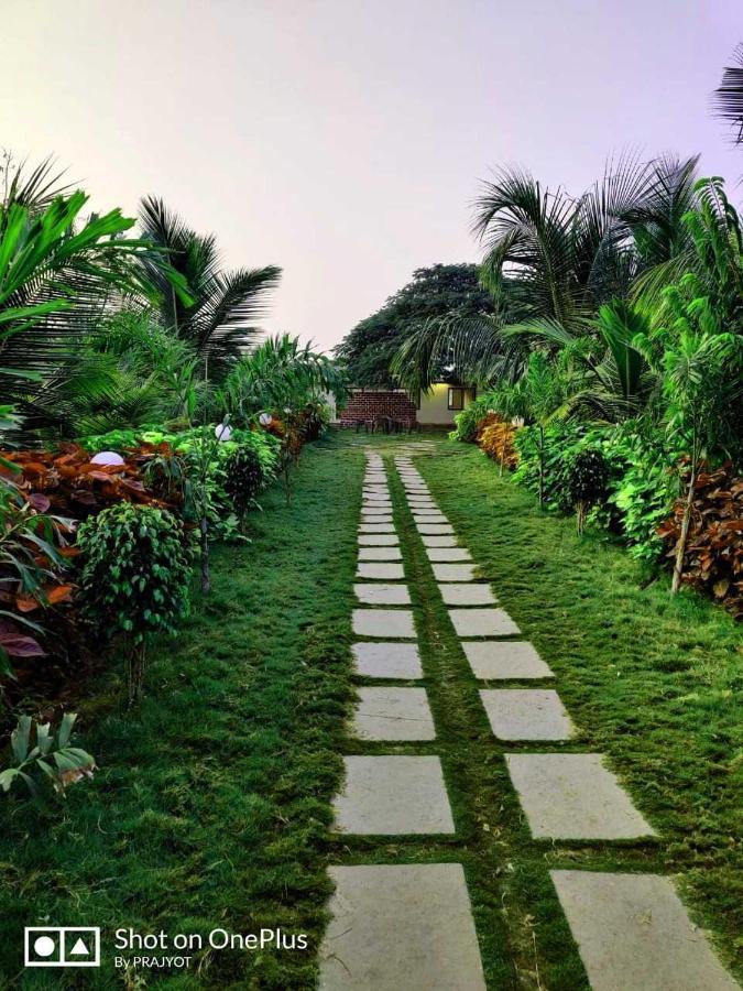 Oyo 81018 Moonlight Farm Stays Solapur Exterior foto